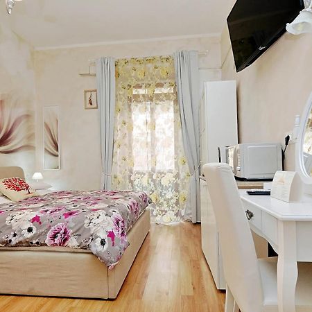 Deluxe Rooms And Chilling Jacuzzi Suite Guesthouse روما الغرفة الصورة