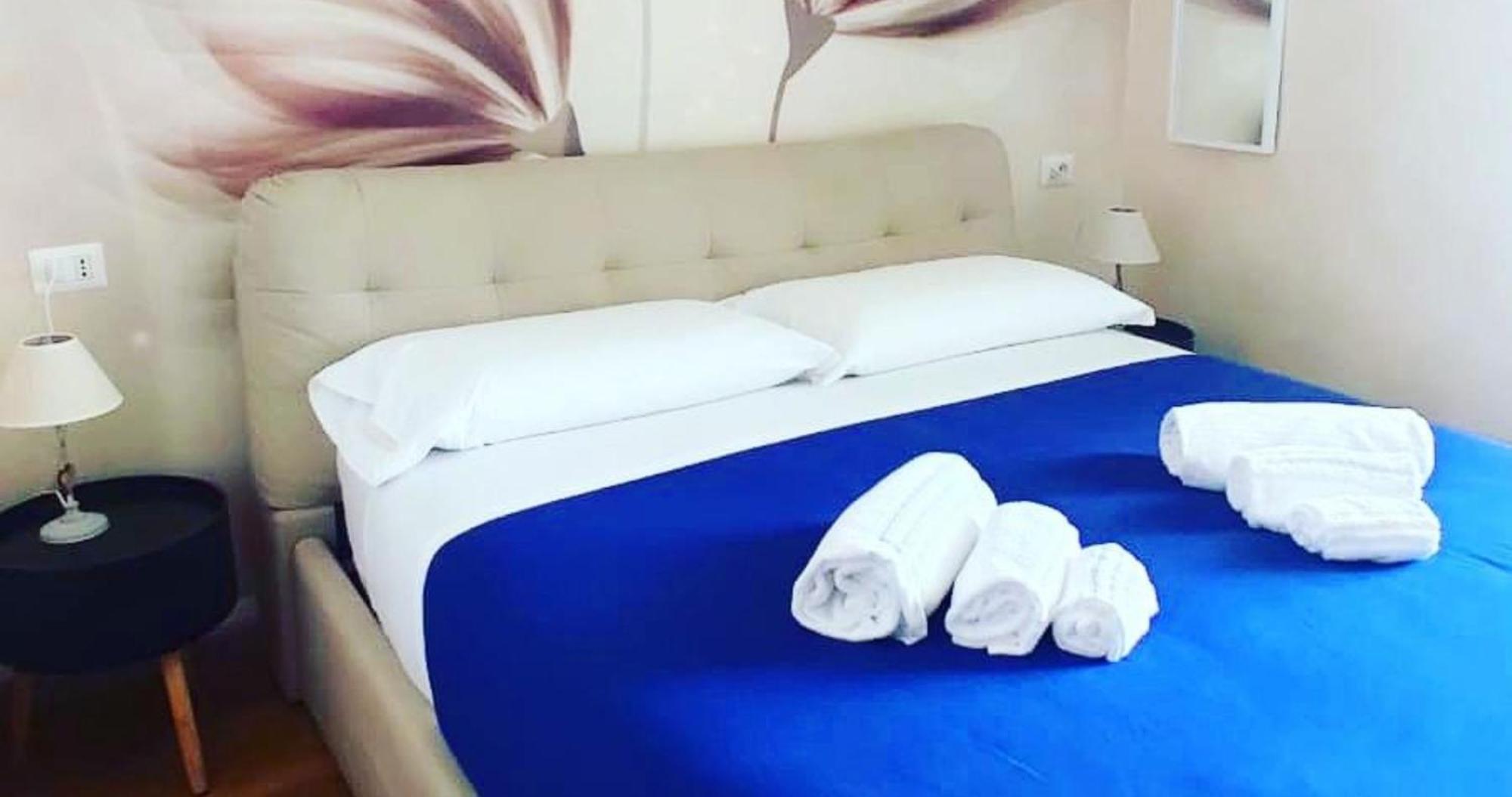 Deluxe Rooms And Chilling Jacuzzi Suite Guesthouse روما الغرفة الصورة